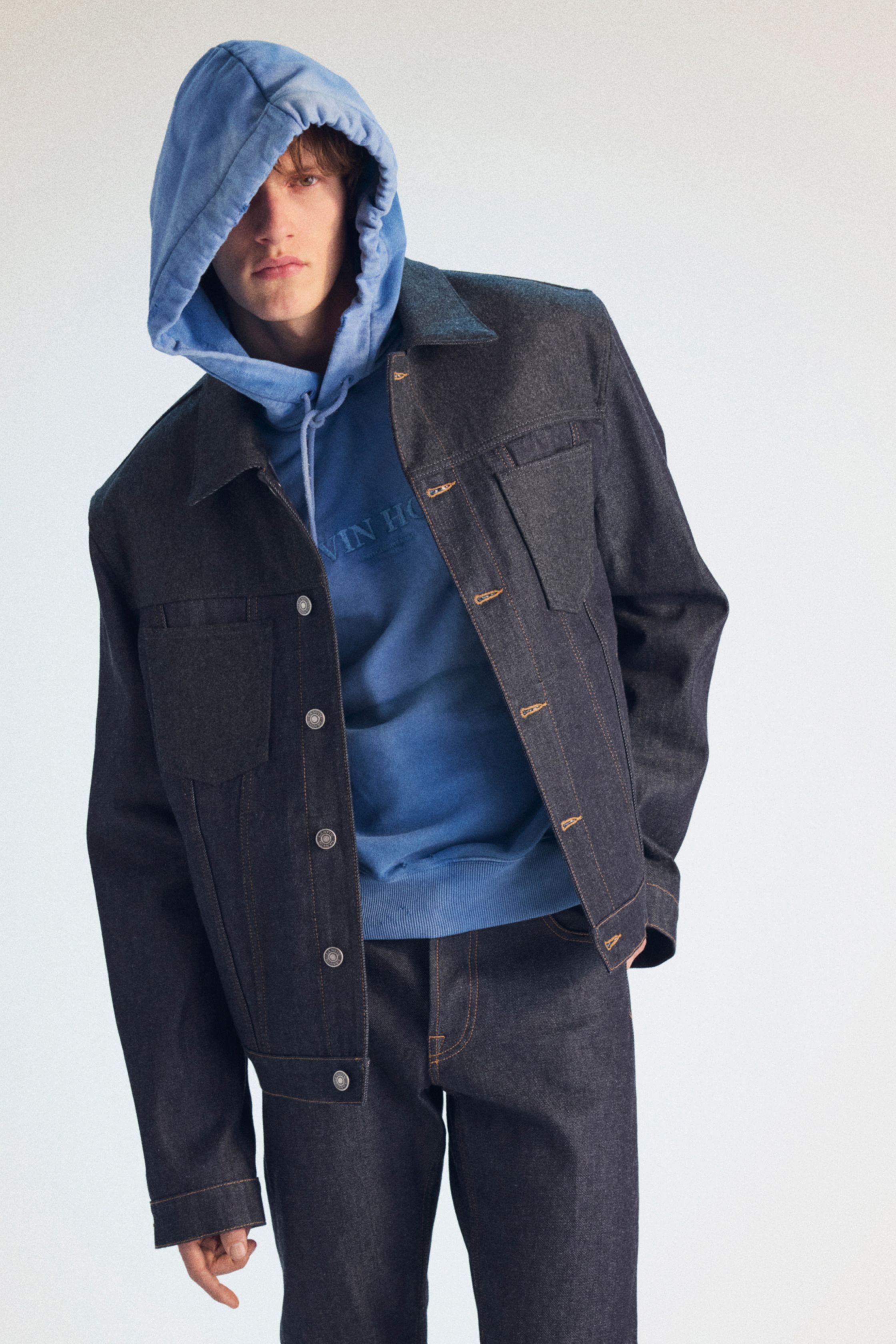 Lanvin 2026秋冬男装以“温和力量”为主线，将法式优雅重新校准到当代男装语境。宽肩大衣、绗缝夹克与精致针织并置，构建出介于正式与休闲之间的流动结构；橄榄绿、灰褐与低饱和蓝形成理性而内敛的色阶。造型在剪裁上克制而精准，强调身体与衣物的自然关系，呈现一种安静却持久的高级感，映射当下男性气质的松弛与自省-顽石频道趋势研究
